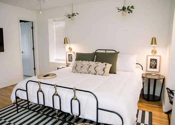 Victorian Gem Steps From Main St - Sleeps 9 & Pets