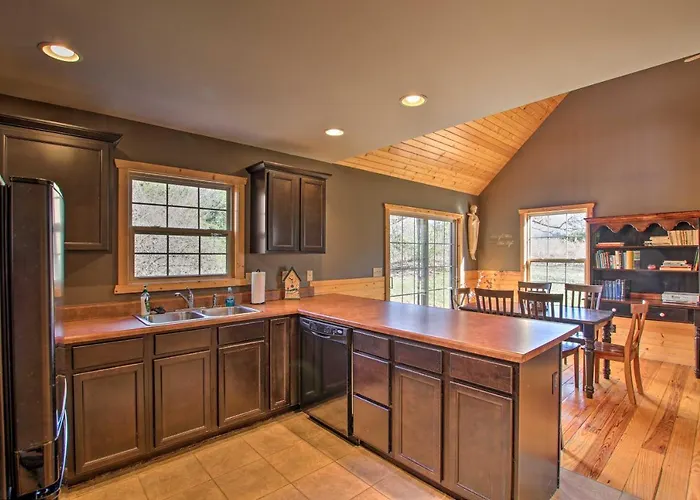 Close To Vineyards: Updated New Haven Retreat!